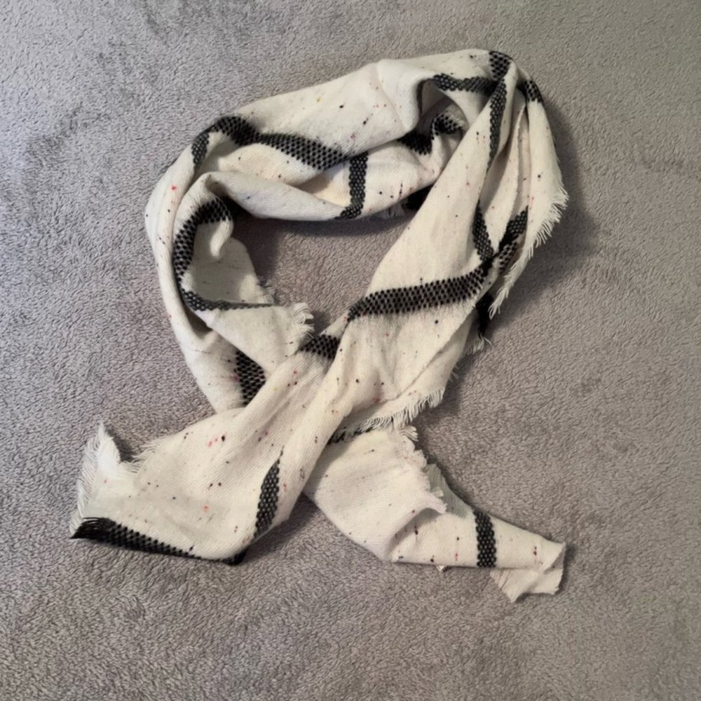 Candie's White and Black Knit Scarf
